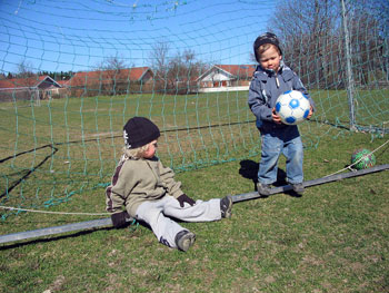 pojkar spelar fotboll1